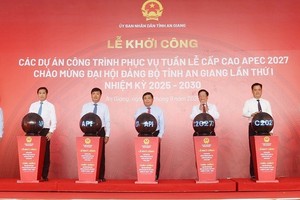 Delegates perform the groundbreaking and launch ceremonies for the projects and works. (Photo: VNA)