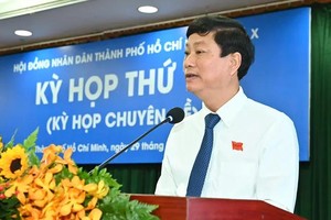 Chairman of the Ho Chi Minh City People’s Council Vo Van Minh delivers his speech at the meeting. (Photo: SGGP)