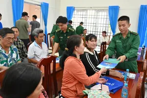 Local fishermen are briefed on the importance of offshore oil and gas facilities. (Photo: SGGP)