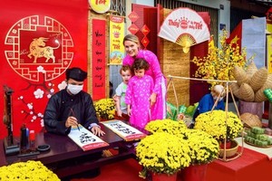 One of the highlight activities of HCMC’s floating flower market is a calligraphy street with the aim of introducing an indispensable Vietnamese New Year tradition. (Photo: SGGP)