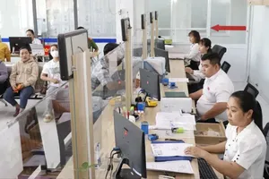 Civil servants at a public administrative service center receive administrative procedure requests from citizens. (Photo: SGGP)