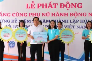 Chairwoman of the Ho Chi Minh City chapter of the Vietnam Women's Union, Vo Ngoc Thanh Truc hands over the 'City of Blossoms' project to Dat Do Commune. (Photo: SGGP)