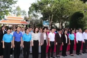 The delegation of officials from HCMC offer flowers and incense to heroic martyrs and Hero of the People’s Armed Forces Vo Thi Sau in Monument Park and the Memorial House of Heroic Martyr Vo Thi Sau in Dat Do Commune in the city on October 4. (Photo: SGGP)