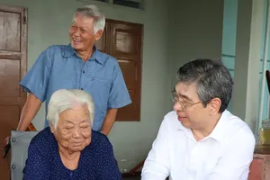 Vice Secretary of the municipal Party Committee, Nguyen Phuoc Loc (R), visits Vietnamese Heroic Mother Nguyen Thi Chinh. (Photo: SGGP)
