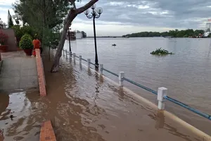 As of 5 PM on October 7, floodwaters begin overflowing onto Ninh Kieu Wharf. (Photo: SGGP)