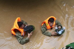Cao Bang provincial authorities support people in a flooded area. (Photo: VNA)