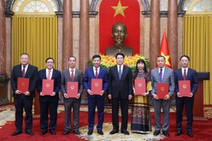 President Luong Cuong with newly accredited and appointed Vietnamese ambassadors abroad. (Photo: VNA)