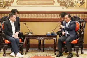 Chairman of the Ho Chi Minh City People’s Committee, Mr. Nguyen Van Duoc (R) receives Mr. Robert H. McCooey, Vice Chairman of the Nasdaq. (Photo: SGGP)