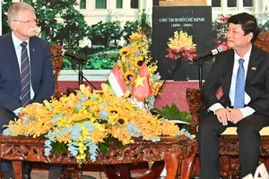 Chairman of the Ho Chi Minh City People’s Council Vo Van Minh receives Speaker of the Hungarian National Assembly László Kövér in the city on October 18. (Photo: SGGP)