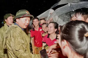 Deputy Prime Minister Tran Hong Ha visits residents affected by flooding in Hue city, on the evening of October 28. (Photo: SGGP)