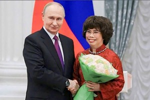 Russian President Vladimir Putin presents the Order of Friendship to Thai Huong, Chairwoman of the Strategy Council of the Vietnamese dairy giant TH Group, in Moscow on November 4. (Photo: Nhandan)
