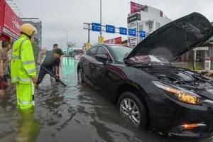 Prolonged heavy rain causes severe flooding across several areas of Da Nang city, leading to traffic congestion and difficult travel conditions in certain places. (Photo: SGGP)