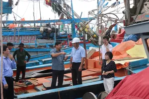 Deputy Minister of Agriculture and Environment Nguyen Hoang Hiep conducts an on-site inspection of fishing vessel anchorage and shelter arrangements at Tinh Hoa Port in Dong Son Commune, Quang Ngai Province. (Photo: SGGP)