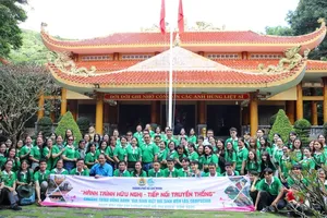 Delegates pose a photo at Minh Dam Historical Site. (Photo: SGGP)