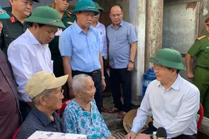 Deputy Prime Minister Mai Van Chinh presents gifts to Mr. Nguyen Van Gio’s family, whose house was destroyed by Storm Kalmaegi. (Photo: SGGP)