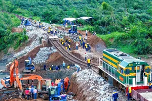 More than 300 workers and engineers, along with dozens of pieces of machinery and equipment, are working around the clock, operating in three rotating shifts per day with four teams to urgently repair over 90 meters of railway eroded and damaged by Storm Kalmaegi. (Photo: SGGP)