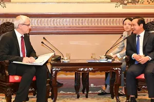 Chairman of the Ho Chi Minh City People’s Committee, Nguyen Van Duoc (R), receives Mr. Danny Pearson, Minister for Finance, Economic Growth, and Jobs at the Victorian Government, Australia, on November 10. (Photo: SGGP)
