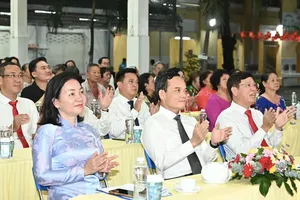 Secretary of the Ho Chi Minh City Party Committee, Tran Luu Quang (C), attends the Great National Unity Day in Quarter 5, Binh Thanh Ward, Ho Chi Minh City. (Photo: SGGP)