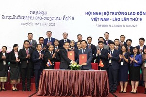 The signing ceremony of the MoU on cooperation in the areas of labor and revolution contributors between the Vietnamese Ministry of Home Affairs and Lao Ministry of Labor and Social Welfare. (Photo: VNA)