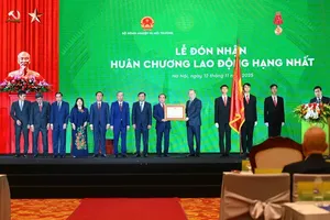 Party General Secretary To Lam (fifth, right) presents a First-class Labour Order to the Ministry of Agriculture and Environment for its GDP growth, as well as in recognition of its outstanding contributions to the nation’s socio-economic development. (Photo: SGGP)