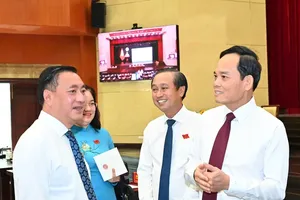 Secretary of the Ho Chi Minh City Party Committee, Tran Luu Quang (R), engages in discussions with delegates during the session. (Photo: SGGP)