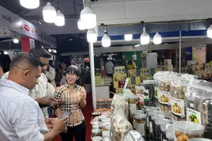 A wide range of key industry segments, including staple foods, processed food products, beverages, soft drinks, regional specialties, and OCOP-certified items, are showcased throughout the program. (Photo: SGGP)