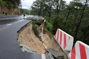 Severe landslides on Prenn Pass expected to take considerable time to clear. (Photo: SGGP)