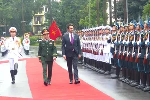 Minister of National Defense General Phan Van Giang (L) and Deputy Prime Minister and Minister of Defense of Slovakia Robert Kaliňák review the Guard of Honor of the Vietnam People's Army on November 18. (Photo: SGGP)