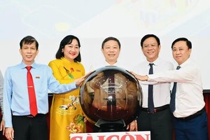 Head of the Ho Chi Minh City Party Committee's Propaganda and Mass Mobilization Commission, Duong Anh Duc, and Deputy Director of the Ho Chi Minh City Department of Culture and Sports, Nguyen Ngoc Hoi, along with the editorial leadership of SGGP Newspaper, officiate the launch ceremony of the special section. (Photo: SGGP)