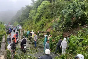 After clearing the landslide-affected areas, Ngoan Muc Pass has reopened to traffic. (Photo: SGGP)
