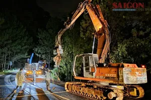 The authorities of Lam Dong Province have implemented emergency reinforcement on Mimosa Pass in Xuan Huong Ward, Da Lat City at night.