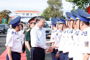 Party General Secretary To Lam and officers of the Coast Guard Region 4 Command. (Photo: VNA)