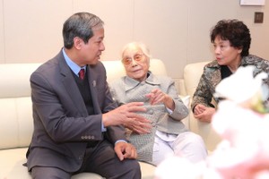 Minister of Education and Training Nguyen Kim Son (L) visits former Vice President and former Minister of Education and Training Nguyen Thi Binh (C). (Photo: moet.gov.vn)