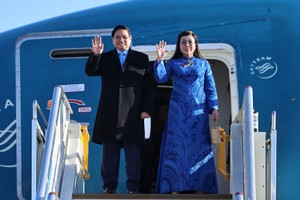Prime Minister Pham Minh Chinh and his spouse arrive at O.R. Tambo Airport in Johannesburg on November 21 morning, starting their participation in the G20 Summit and a series of bilateral activities in South Africa. (Photo: VNA)
