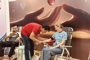Foreifn tourists visiting Nha Trang, Khanh Hoa, have participated in blood donation drives to support medical care for patients affected by flood-prone areas and other emergency cases. (Photo: SGGP)