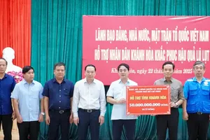 Secretary of the Ho Chi Minh City Party Committee, Tran Luu Quang (2nd, R) presents relief funds to Khanh Hoa Province. (Photo: SGGP)