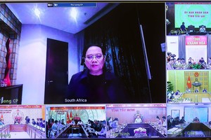 Prime Minister Pham Minh Chinh chairs the urgent online meeting from South Africa. (Photo: VNA)