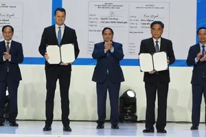 Prime Minister Pham Minh Chinh witnesses representatives of the Ho Chi Minh City People’s Committee and the World Economic Forum (WEF) announce a Memorandum of Understanding during the 2025 Autumn Economic Forum. (Photo: SGGP)