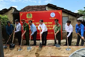 Khanh Hoa provincial police begins construction of homes for families affected by floods. (Photo: SGGP)