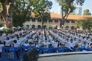 Nearly 1,200 students of Marie Curie High School participate in Vovinam martial arts performance. (Photo: SGGP)