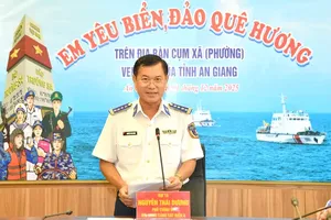 Colonel Nguyen Thai Duong, Deputy Political Commissar of Coast Guard Region 4 Command, officially launches the competition. (Photo: SGGP)
