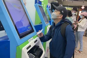 Passengers are conducting self check-in procedures at Tan Son Nhat International Airport in Ho Chi Minh City. (Photo: SGGP)