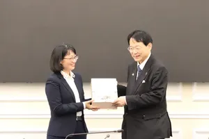 Vice Chairwoman of the Ho Chi Minh City People’s Committee, Tran Thi Dieu Thuy, offers a gift to Dr. Natsume Nagato, Honorary Consul of Vietnam in Nagoya City, Aichi Prefecture. (Photo: SGGP)