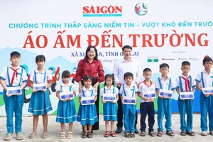 Deputy Editor-in-Chief of Sai Gon Giai Phong Newspaper, Bui Thi Hong Suong, and leaders of Gia Lai Province’s Department of Education and Training, present scholarships to outstanding students overcoming adversity.