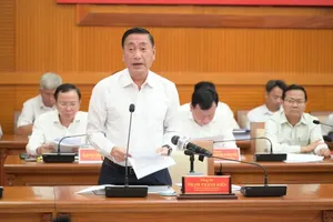 Head of the Organization Commission of the Ho Chi Minh City Party Committee Pham Thanh Kien speaks at the meeting. (Photo: SGGP)