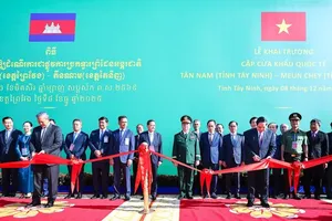 Prime Minister Pham Minh Chinh and Cambodian Prime Minister Hun Manet jointly cut the ribbon to inaugurate the Tan Nam–Meun Chey Friendship Bridge. (Photo: SGGP)