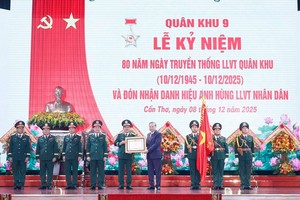 Party General Secretary To Lam (fourth, right) presents the “Hero of the People’s Armed Forces” title to the Military Region 9 armed forces in recognition of its significant contributions to the revolutionary cause of the Party, State, and people. (Photo: VNA)