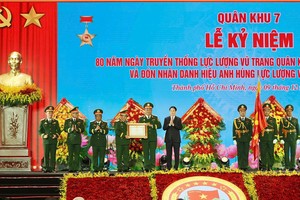 State President Luong Cuong presents the Hero of the People’s Armed Forces title to the Military Region 7. (Photo: SGGP)
