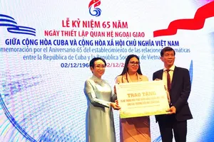 Chairwoman of the Ho Chi Minh City Vietnam–Cuba Friendship Association Truong Thi Hien, and Acting Editor-in-Chief of Sai Gon Giai Phong Newspaper Nguyen Khac Van present 15 solar power systems to support primary schools in Cuba. (Photo: SGGP)