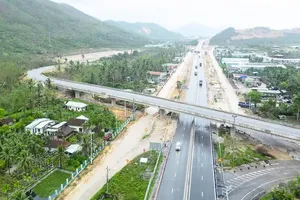 The interchange connecting the Quy Nhon – Chi Thanh Expressway to National Highway 1A has been completed, allowing traffic to merge through the Cu Mong Tunnel on the Gia Lai–Dak Lak border.